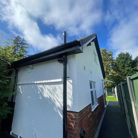 The Upton Coach House Villa Birkenhead Exterior photo